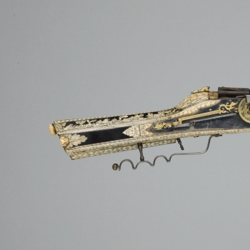 Breech-loading wheel-lock gun with ramrod